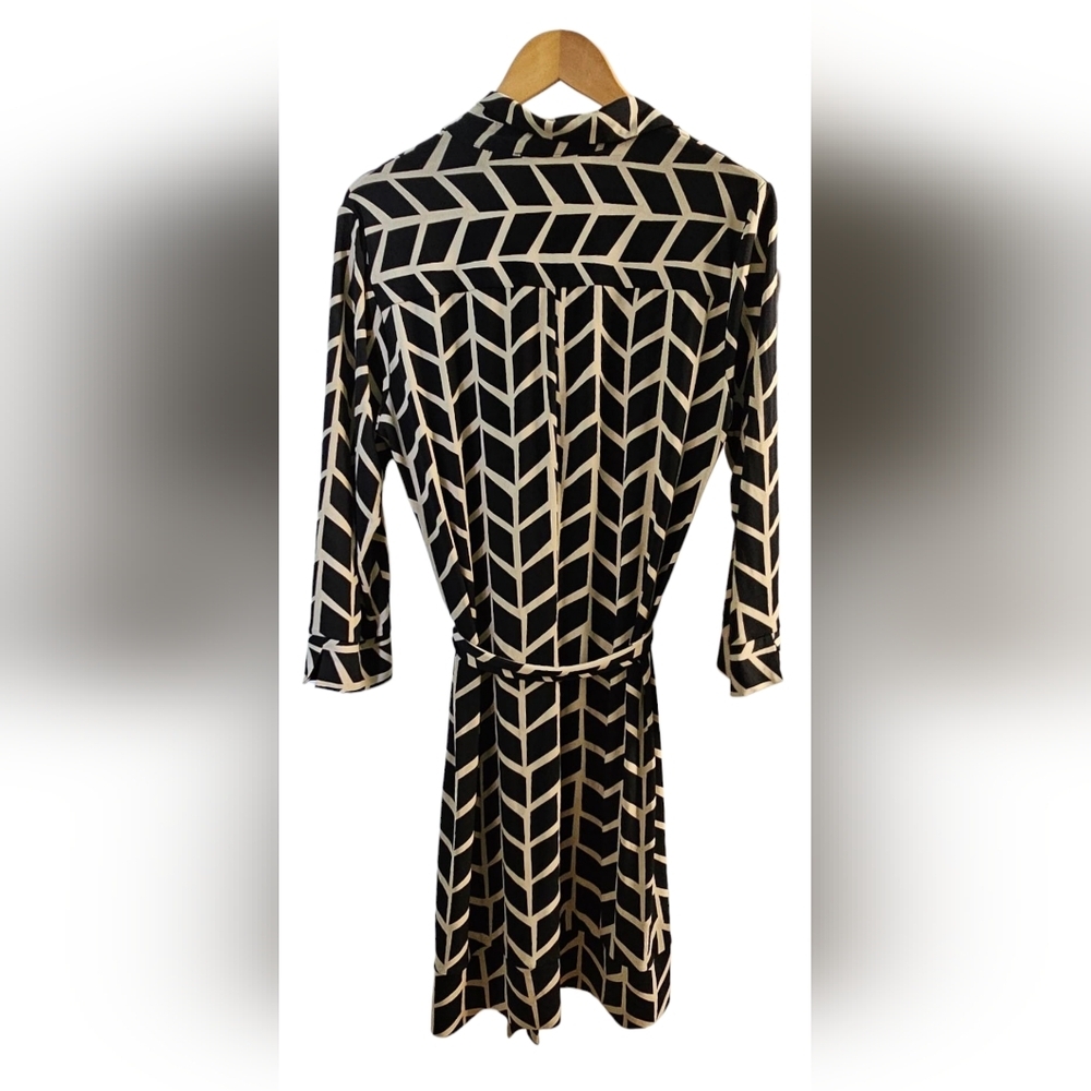 Donna Morgan - Black and Cream Chevon Patterned Midi Dress 3/4 Long Sleeve Tie​ - Picture 3 of 9